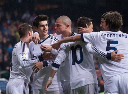 Los jugadores del Madrid felicitan a Morata por su gol.