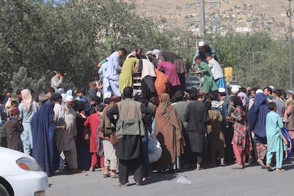 Desplazados internos por los combates rodean un camión en Kabul para recibir comida el 10 de agosto.
