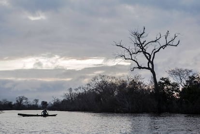 Ribeirinho no lago morto de Belo Monte