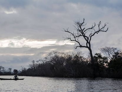 Ribeirinho no lago morto de Belo Monte