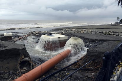 Destrozos en la playa de San Pedro en Marbella.