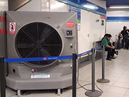 Ventiladores instalados en la Linea 1 de Metro de Madrid, para las olas de calor.