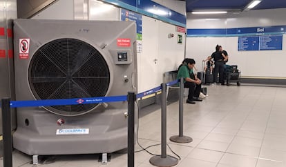 Ventiladores instalados en la Linea 1 de Metro de Madrid, para las olas de calor.