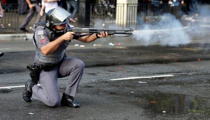 Polícia usa bala de borracha para reprimir os manifestantes do MTST.