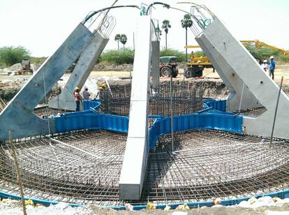 El uso de jabalcones prefabricados reduce la cantidad de hormigón que se necesita para cimentar las torres.