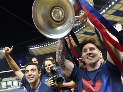 Messi levanta la copa junto a Xavi.