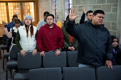 Personas se reúnen durante un servicio en la Iglesia Comunitaria Starting Point, que asiste a miembros de la comunidad migrante, en Chicago, Illinois, el 26 de enero.