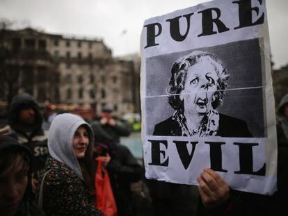 Manifestantes en Trafalgar Square, el s&aacute;bado, celebrando la muerte de Thatcher. En el cartel pone: &quot;Pura maldad&quot;.