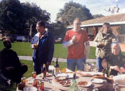 Jardín de la Finca Fuentenebros en la que se observa de izquierda a derecha a Ramiro Cid, Francisco Granados, Segundo Varón Rodríguez (cuñado de Francisco Granados), Alfonso Granados Lerena y Juan Alarcón Domenech (suegro de Francisco Granados).