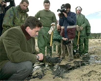 El ministro de Medio Ambiente, Jaume Matas, en la playa de Barañán, en el municipio de Arteixo.