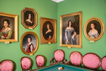 Galería de retratos femeninos en la sala de billar, con obras de De Madrazo, De Ribera y Esquivel, entre otros. 
