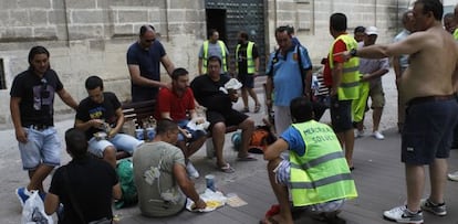 Trabajadores de Mercasevilla, en el patio de la catedral de Sevilla.