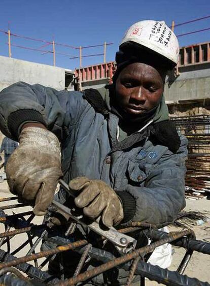 Un trabajador extranjero, en una obra de Madrid.