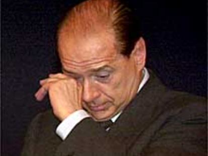 Berlusconi, emocionado tras cantar el himno nacional en un acto político, ayer en Roma.