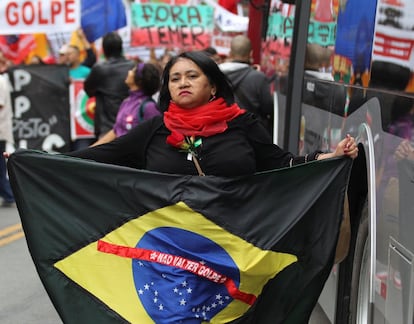 Manifestante segura bandeira do Brasil com os dizeres: não vai ter golpe em ato em São Paulo. 