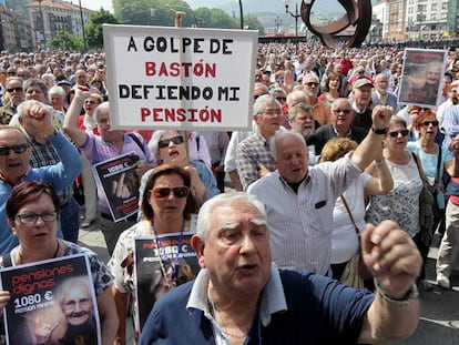 Miles de jubilados y pensionistas se han concentrado este lunes frente al Ayuntamiento de Bilbao.