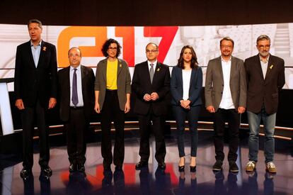 Xavier García Albiol (PP), Miquel Iceta (PSC), Marta Rovira (ERC), Jordi Turull (Junts per Catalunya), Inés Arrimadas (Ciudadanos), Xavier Domènech (En Comú-Podem), y Carles Riera (CUP) posan antes del debate que mantuvieron el lunes en la televisión autonómica catalana.