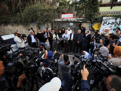 Vecinos de Sheij Yarrah anuncian su rechazo al acuerdo judicial, este martes en Jerusalén.