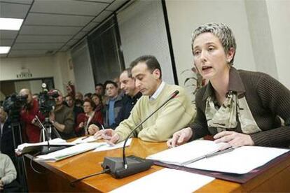 La ex concejal del PP en el Ayuntamiento de Alhama, Teresa Rodríguez, durante el pleno de ayer.