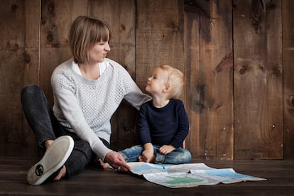 Una madre y su hijo ven un mapa.