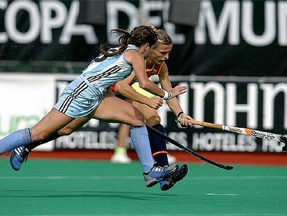 Raquel Huertas y la argentina Giselle Kañevsky pelean por la pelota.