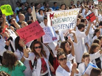 Médicos en formación durante una manifestación en Sevilla.