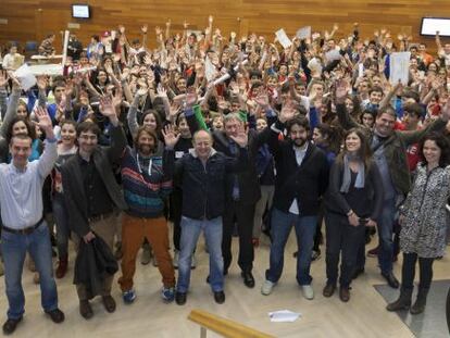 Juan Karlos Izagirre, en el centro, junto a escolares en la jornada de Innobasque.