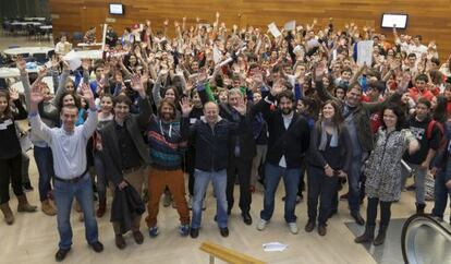 Juan Karlos Izagirre, en el centro, junto a escolares en la jornada de Innobasque.