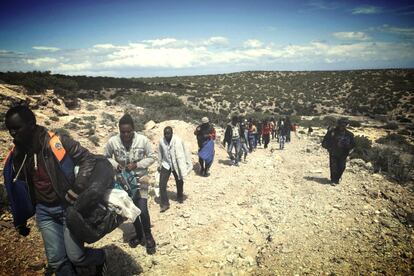 <span >Un grupo de inmigrantes caminan por la playa de Tripiti en la isla de Gavdos hoy, jueves 9 de abril de 2015, tras desembarcar de una embarcación en el sur de Creta. Un total de 10.445 inmigrantes irregulares entraron en Grecia por vía marítima durante el primer trimestre del año, según informó la Guardia Costera del país, que apuntó que en el mismo periodo del año anterior fueron 2863 personas. EFE/VASSILIS MATHIOUDAKIS</span>