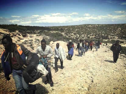 <span >Un grupo de inmigrantes caminan por la playa de Tripiti en la isla de Gavdos hoy, jueves 9 de abril de 2015, tras desembarcar de una embarcación en el sur de Creta. Un total de 10.445 inmigrantes irregulares entraron en Grecia por vía marítima durante el primer trimestre del año, según informó la Guardia Costera del país, que apuntó que en el mismo periodo del año anterior fueron 2863 personas. EFE/VASSILIS MATHIOUDAKIS</span>