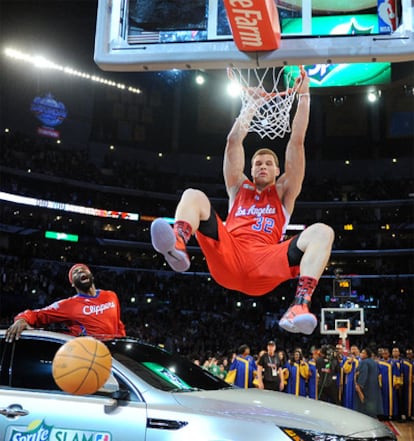 Blake Griffin ejecutando, coche incluído, la jugada que le dio la victoria.