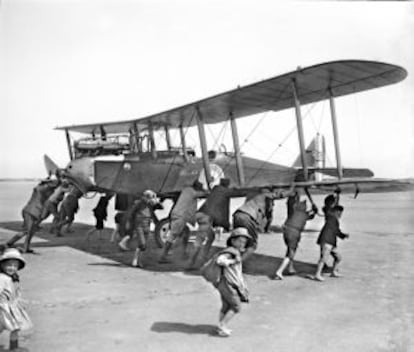 A British plane lands in Dunkirk on June 4, 1918.