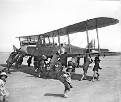 A British plane lands in Dunkirk on June 4, 1918.