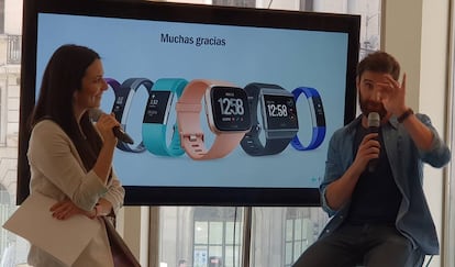 La periodista Irene Junquera y el actor Dani Rovira, en la presentación de Fitbit Versa.