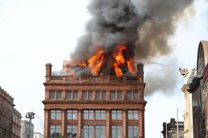 Bomberos intentan apagar un gran incendio en la tienda Primark del centro de la ciudad de Belfast (Irlanda del Norte).