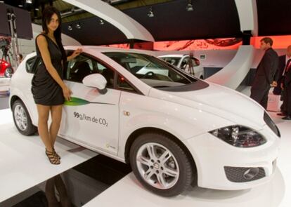 Una azafata con el Seat León, el primer modelo de la marca que se venderá en China, en un Salón del Automóvil.