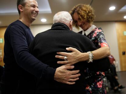 Unos cuidadores atienden a una persona mayor.