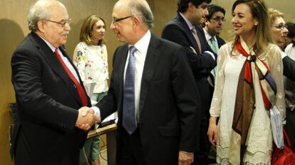El consejero Mas-Colell saluda al ministro Montoro en un consejo de Política Fiscal y Financiera.