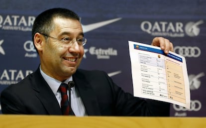 Bartomeu exhibe el documento con las cifras del traspaso de Neymar.