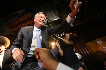 Blasio celebra su victoria.