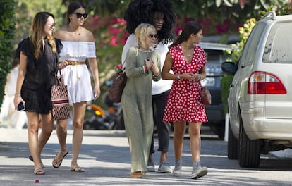 Ana Antic, con Adriana Lima, Eugenia Martínez de Irujo y su hija Cayetana por las calles de Marbella.