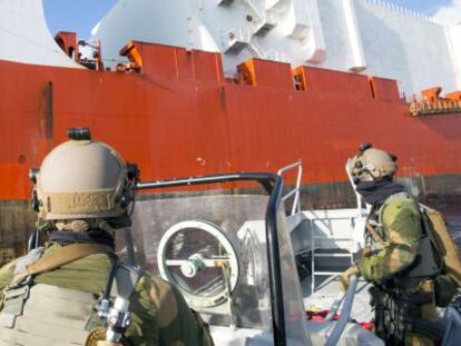 Miembros de las Fuerzas Armadas de Noruega escoltan un barco con arsenal químico de Siria a inicios de enero.