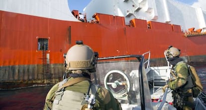 Miembros de las Fuerzas Armadas de Noruega escoltan un barco con arsenal químico de Siria a inicios de enero.