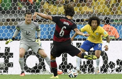 Khedira chuta a gol ante Brasil.