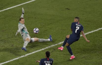 El delantero francés del PSG, Kylian Mbappe, dispara a puerta ante el portero alemán del Bayern Munich, Manuel Neuer.