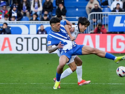 Acción durante el partido entre el Alavés y la Real Sociedad, de este domingo.