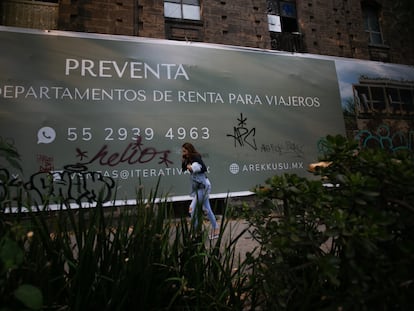 A sign advertising rentals for travelers in Mexico City's Roma neighborhood.