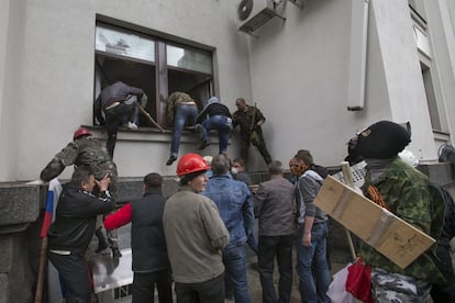 La Policía está negociando con los separatistas prorrusos que han tomado el edificio del gobierno regional de Luhansk, en cuyo interior permanecerían aún varios agentes, según informa la agencia Interfax.