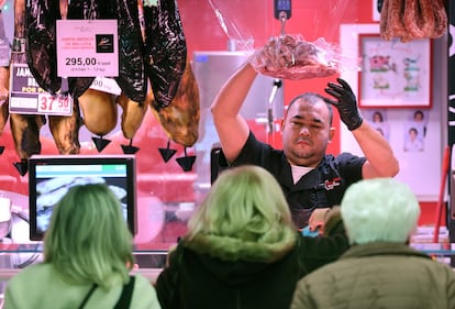 Un trabajador en el mercado de Ventas, en Madrid.