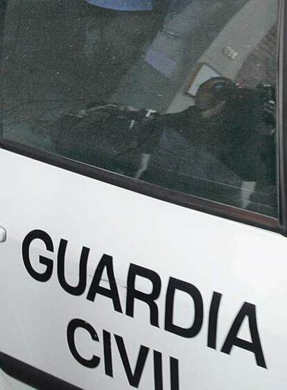 La Guardia Civil traslada a uno de los islamistas detenidos.